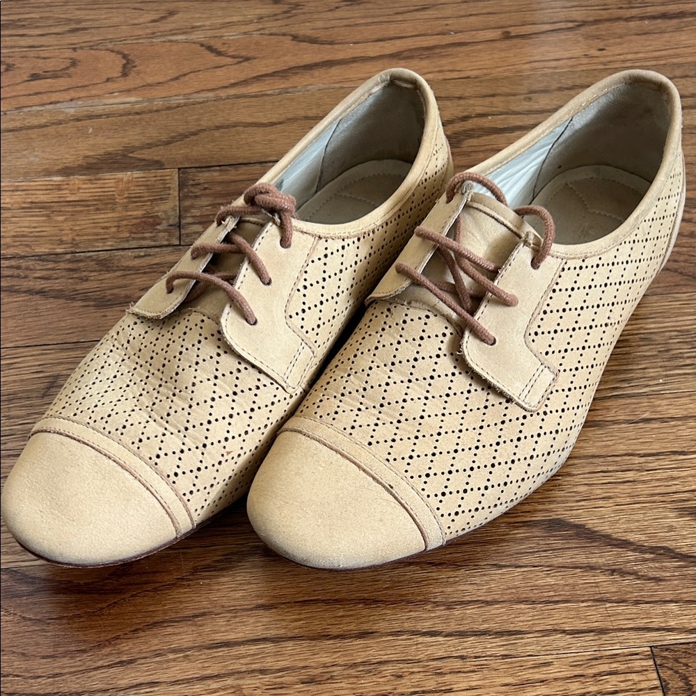 J Shoes Women’s Tan Leather Oxfords